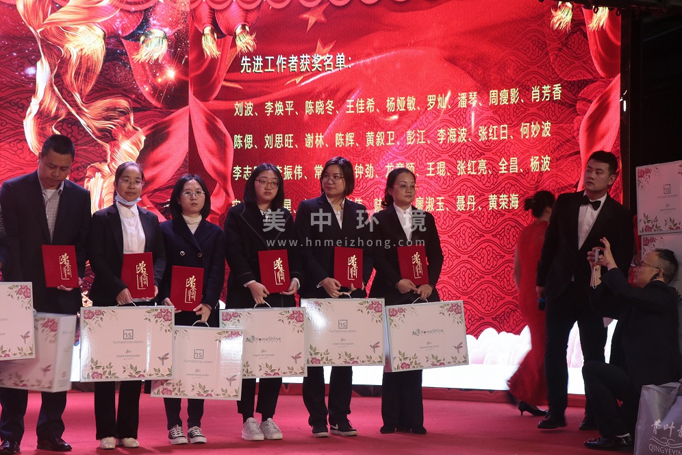 王佳希、楊亞敏、羅燦、潘琴先進工作者.JPG